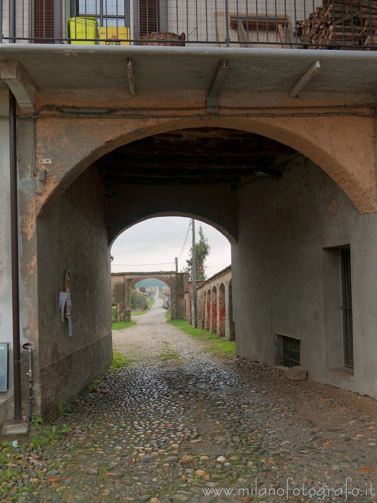 Bellinzago Novarese (Novara) - La strada verso Oleggio che parte  dalla Badia di Dulzago